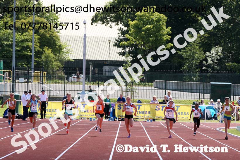 Under-13 girls 100 metres. Photo: David T. Hewitson/Sports for All Pics